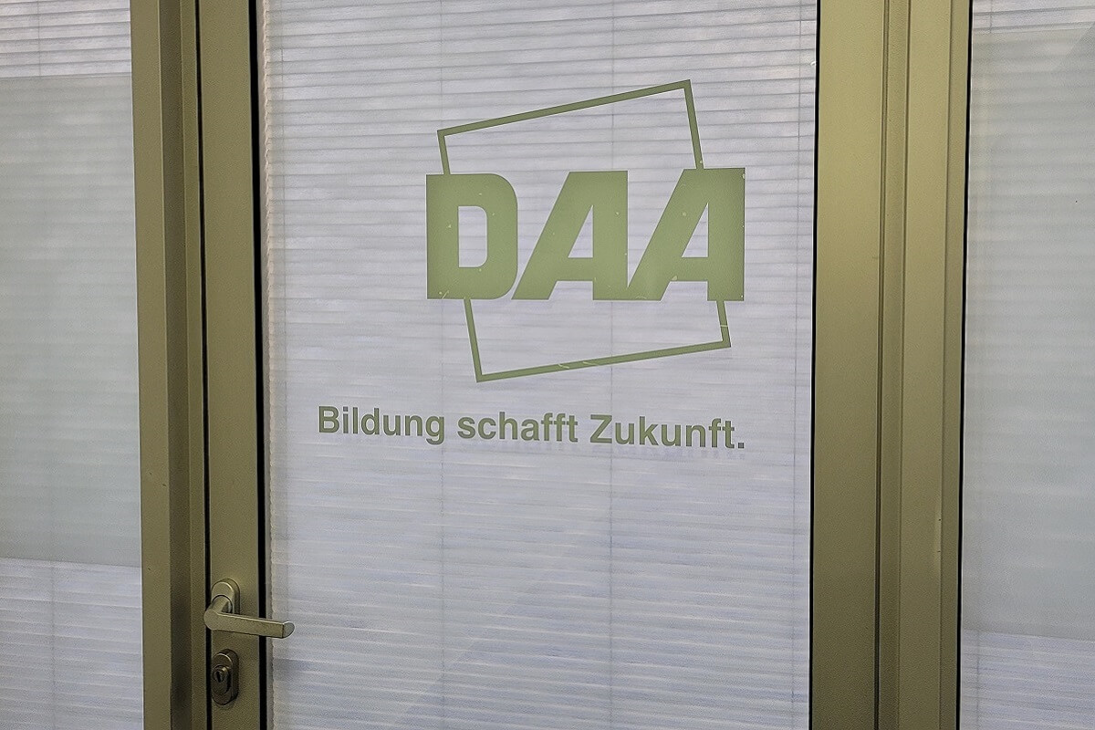Logo-Folierung auf Tür
