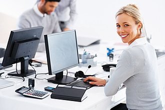 Frau lernt virtuell am PC